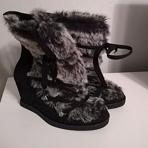 Winter boots with fur detail